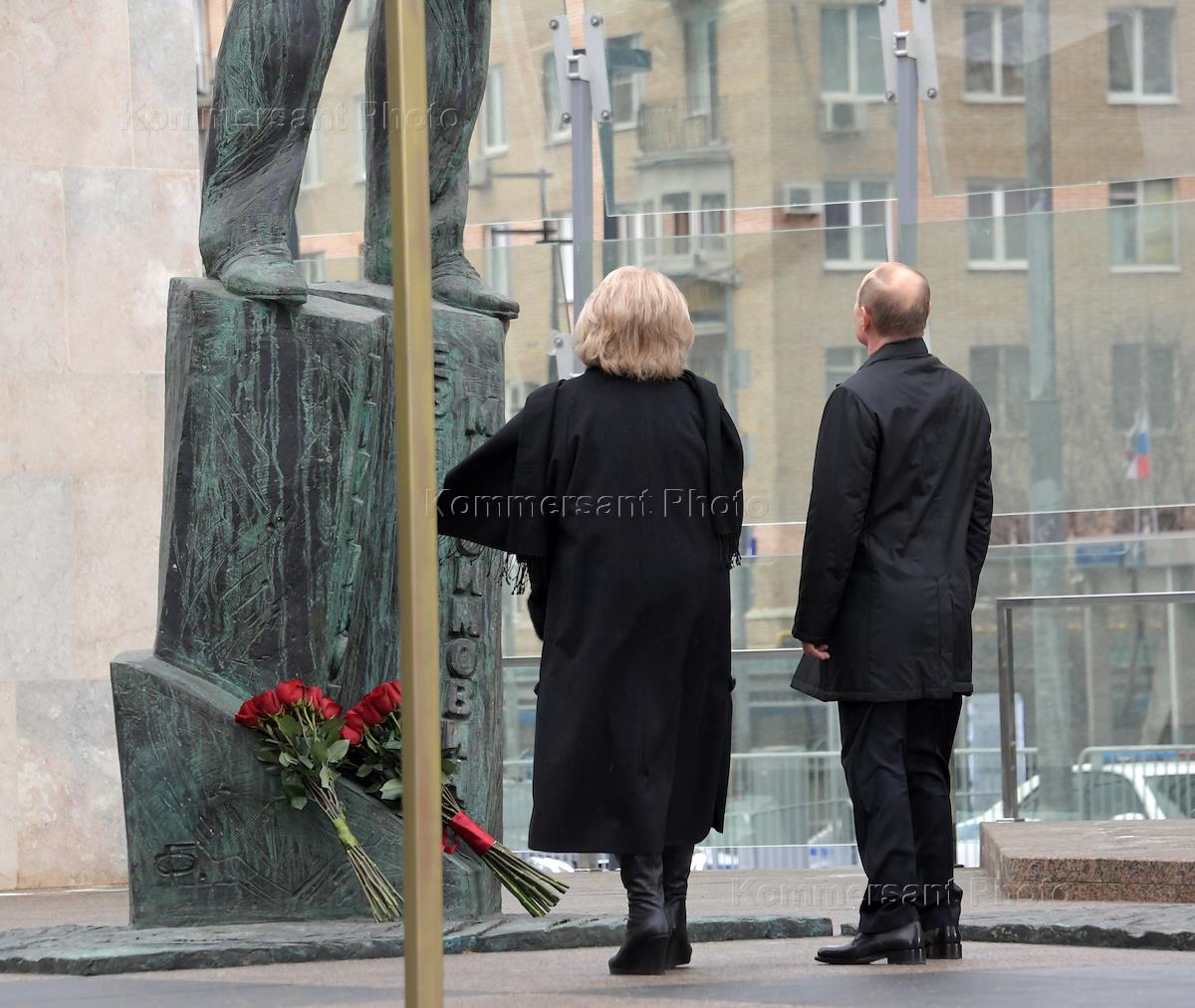 памятник примакову на смоленской площади в москве