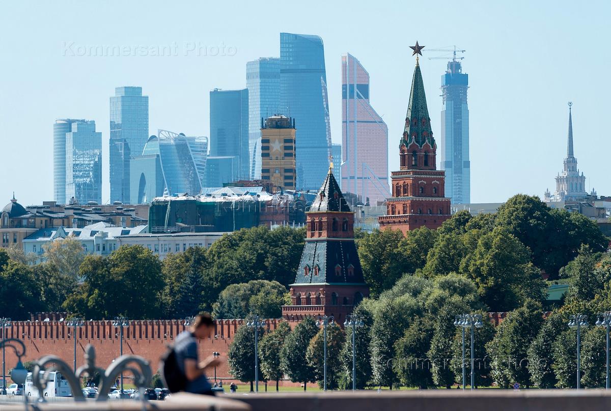 Moscow reviews. Москва Кремль и Москоу Сити. Вид на Москов Сити и Кремль. Кремль на фоне Москва Сити. Центр Москвы 2010.