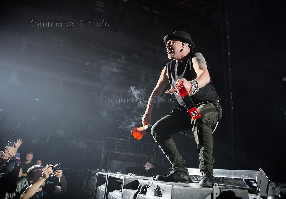 Шнур и сукачев. Концерт сукачева в казани 2024. Шнуров на концерте гарика сукачева и неприкасаемых. Русский рок концерт. Шнуров на концерте гарика сукачева.