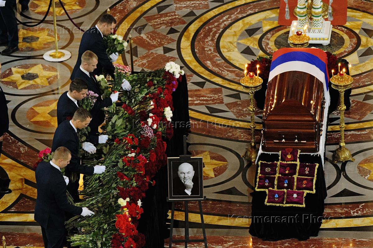 Лужков похоронен. Похороны Юрия Лужкова церемония прощания.