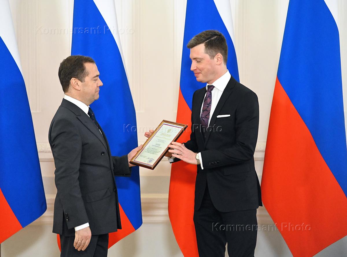 Награда медведеву. Медведев Росатом. Медведев наградил Грузия. Паньков и Медведев награждение. Медведев награждает туризм.