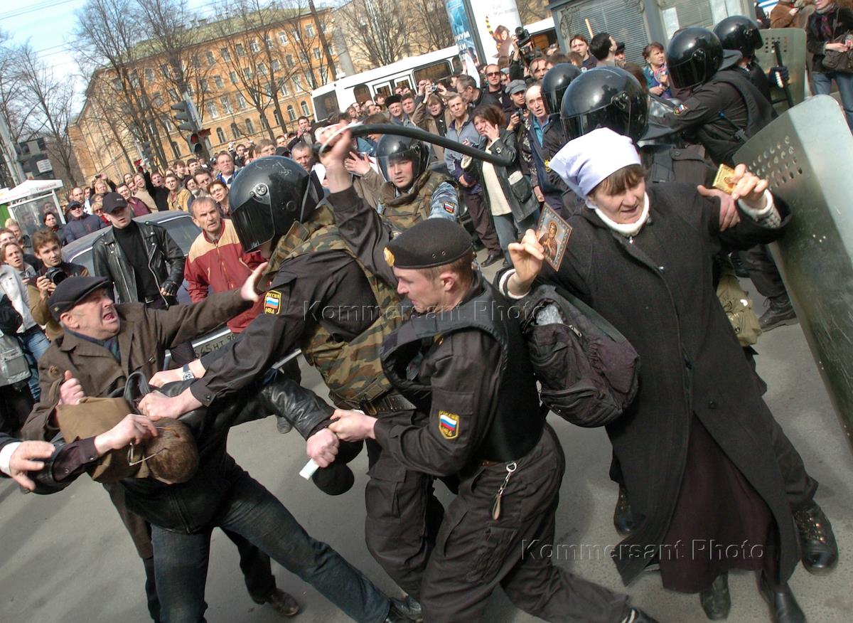 Штрейхбрейкеры. Реклама с полиции стащили юбку. Штрейкбрехер кто это такой. Марш несогласных лимонов. Штрейкбрехер кто это такой.