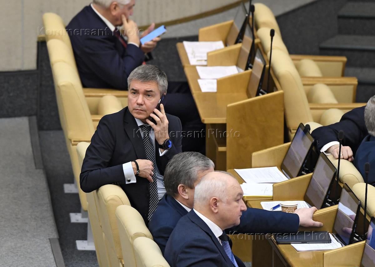 Депутаты повысили. Спящие депутаты госдумы. Госдума рф фото депутатов и сенаторов. Депутаты госдумы рф. Поднять зарплаты депутат гослдума.