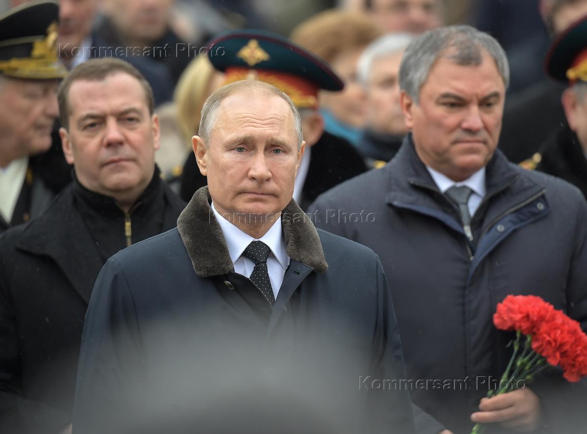 Кто соболезнует россии. Возложение венков с президентом Медведевым фото.