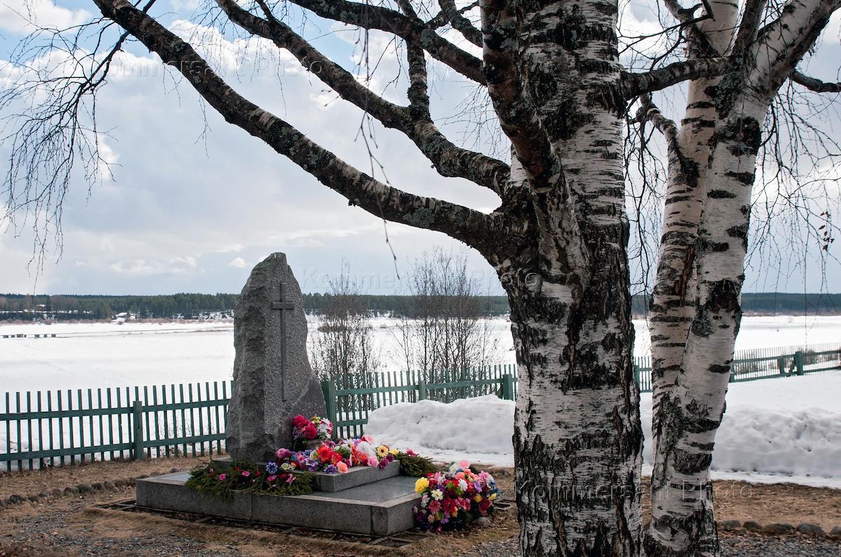 Село абрамова. Магила фёдор абрав веркакала. Могила Федора Абрамова. Абрамов фёдор памятник в Верколе. Смерть Абрамова.