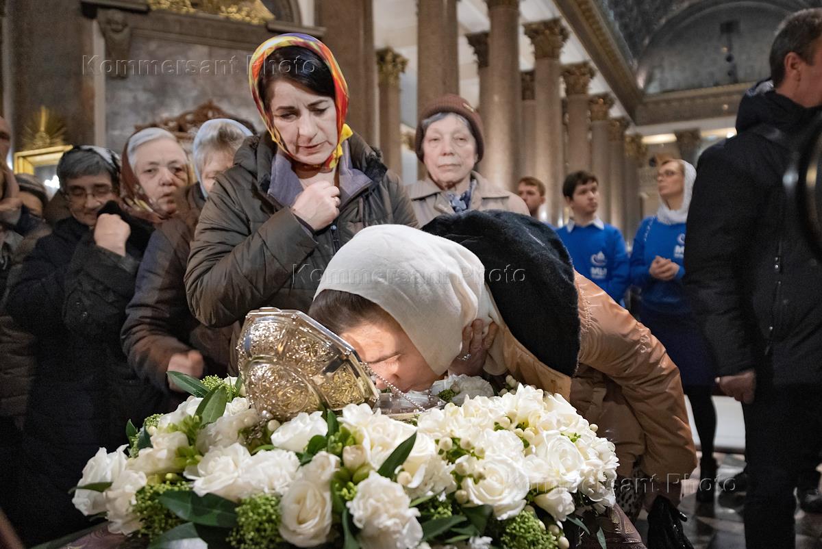 Читать верующих людей. Люди молятся в церкви. Человек молится в храме. Читать верующих людей. Читать верующих людей.