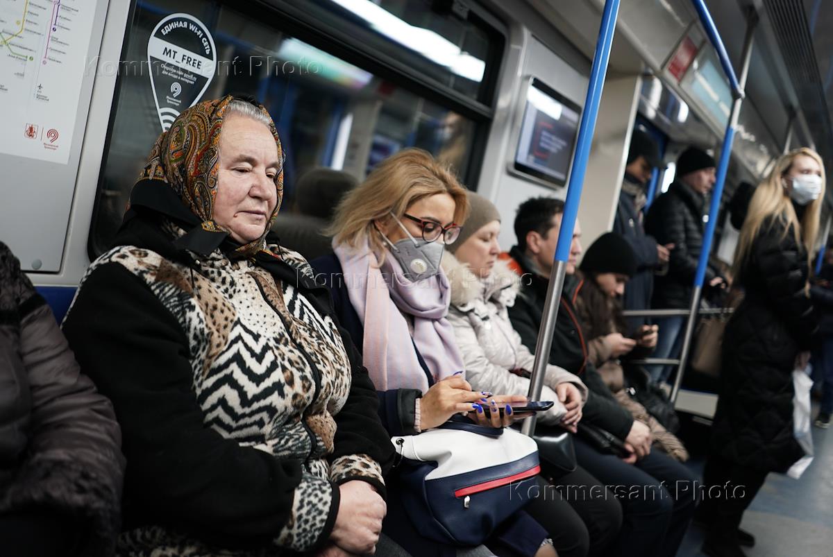 Безопасно ли метро. Люди в Московском метро. Люди в метро Москвы. Люди в транспорте. Люди в масках в метро Москвы.