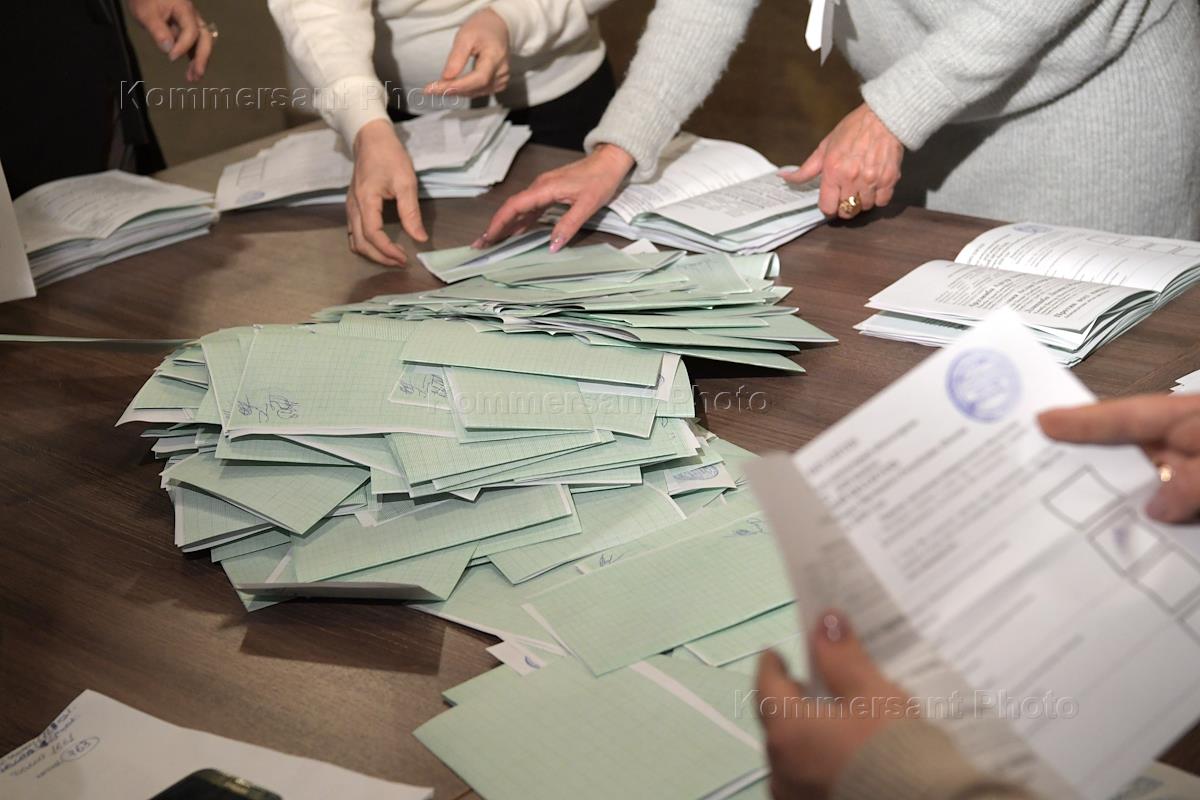 Первую очередь производится подсчет избирательных бюллетеней находившихся