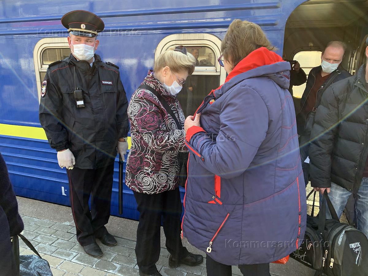 Можно ли сейчас приехать в москву. Москва Киев вокзал электричка. Приезжие поезда в Москву. Полиция в поезде. Медведев на Киевском вокзале.