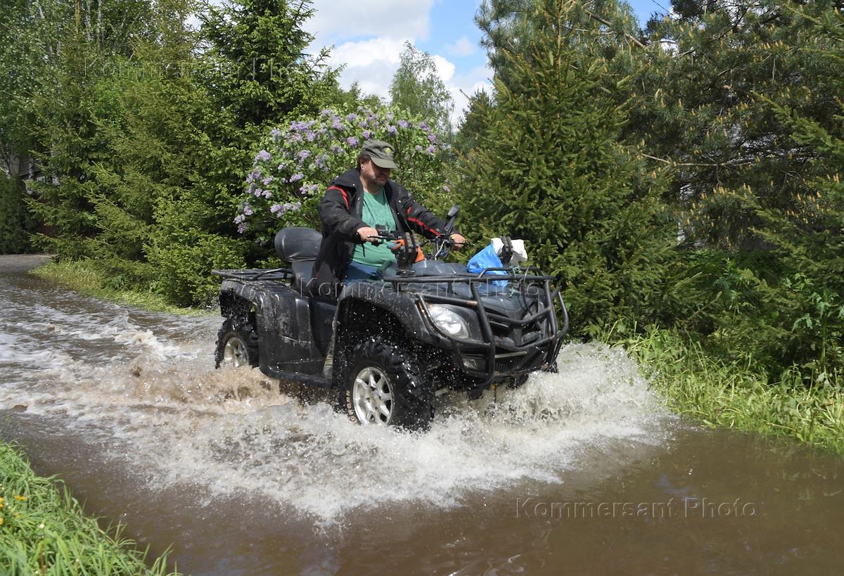 Фото на квадроцикле толпа. Батырево квадроцикл есть. Катания на квадриках в шлемах. Прокат квадроциклов грязная компания уфа. Аренда квадроциклов оренбург.