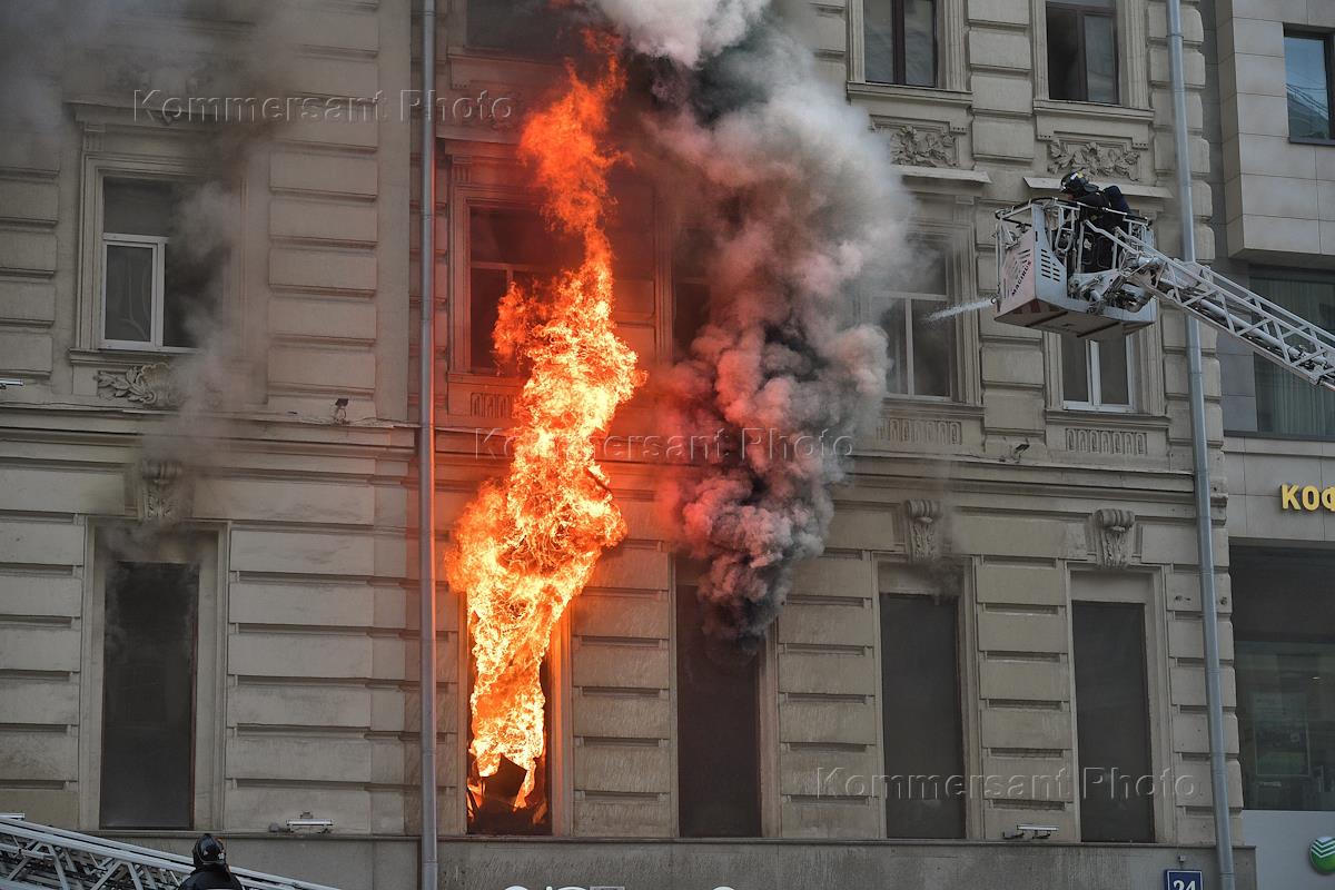 пожар в тинао сейчас москве. пожар на юге москвы сейчас варшавское шоссе. пожар на юго-востоке москвы. "мосгоргеотреста пожар. пожар на тверской.