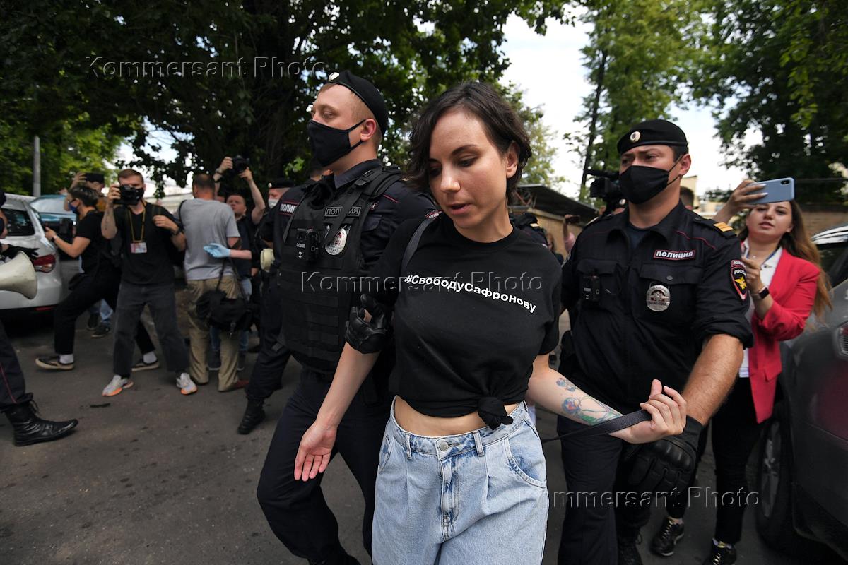 Екатерина мур корреспондент фото Пикеты в поддержку советника главы 'Роскосмоса', бывшего журналиста газеты 'Комм