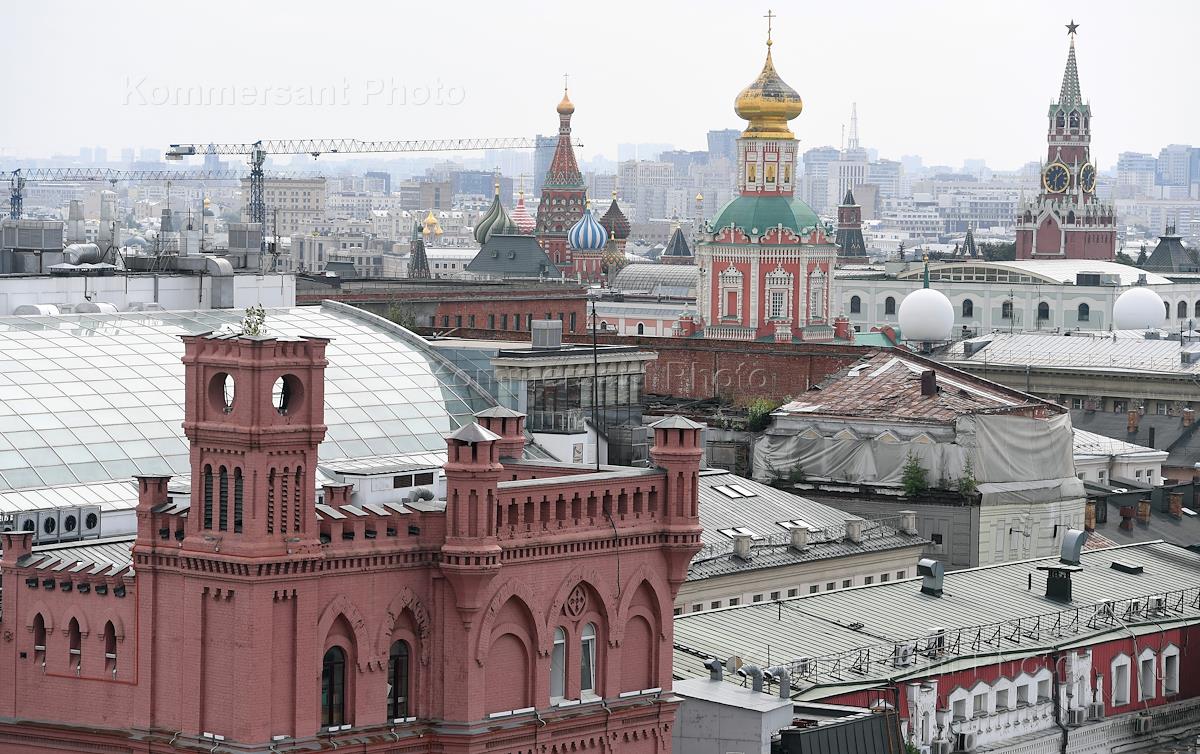 Москва 4 дня. Москва вид с крыши Кремль. Здание Лубянке крыша. Самый центр Москвы. Крыша с видом на Кремль девушка.