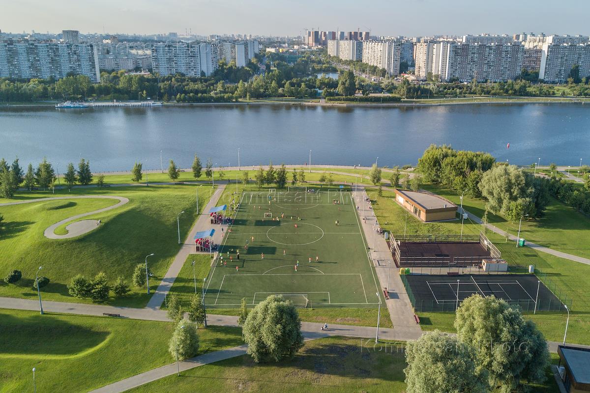 Футбольное поле в Братеевском каскадном парке