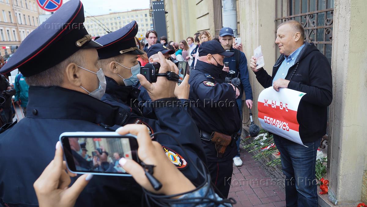 В питере четверо