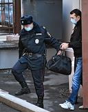 Рассмотрение дела в отношении бывшего первого заместителя начальника Главного управления по обеспечению охраны общественного порядка Министерства внутренних дел России Александра Мельникова, а также Ивана Викова, Андрея Фролова и Андрея Викола, в Хамовническом районном суде. Доставка подсудимых.