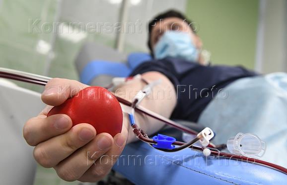 Сдача плазмы пациентами, переболевшими COVID-19, в городской клинической больнице №52 в Москве.