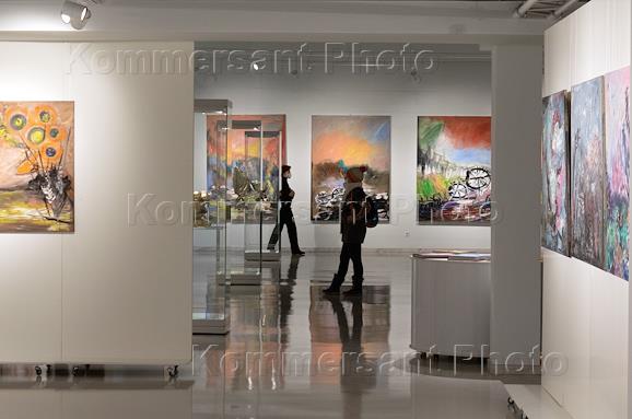 Выставка проекта 'Иноземье' российской художницы Евгении Васильевой в Государственном музее изобразительных искусств Республики Татарстан.