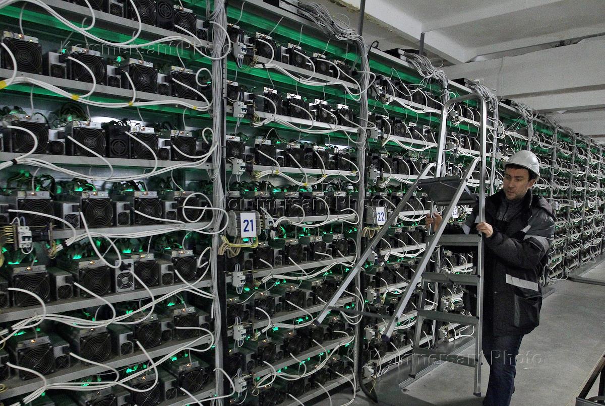 Ферма для майнинга. Майнить токен. Майнеры биткоин. Майнеры биткоин. Биткоин ферма асик.
