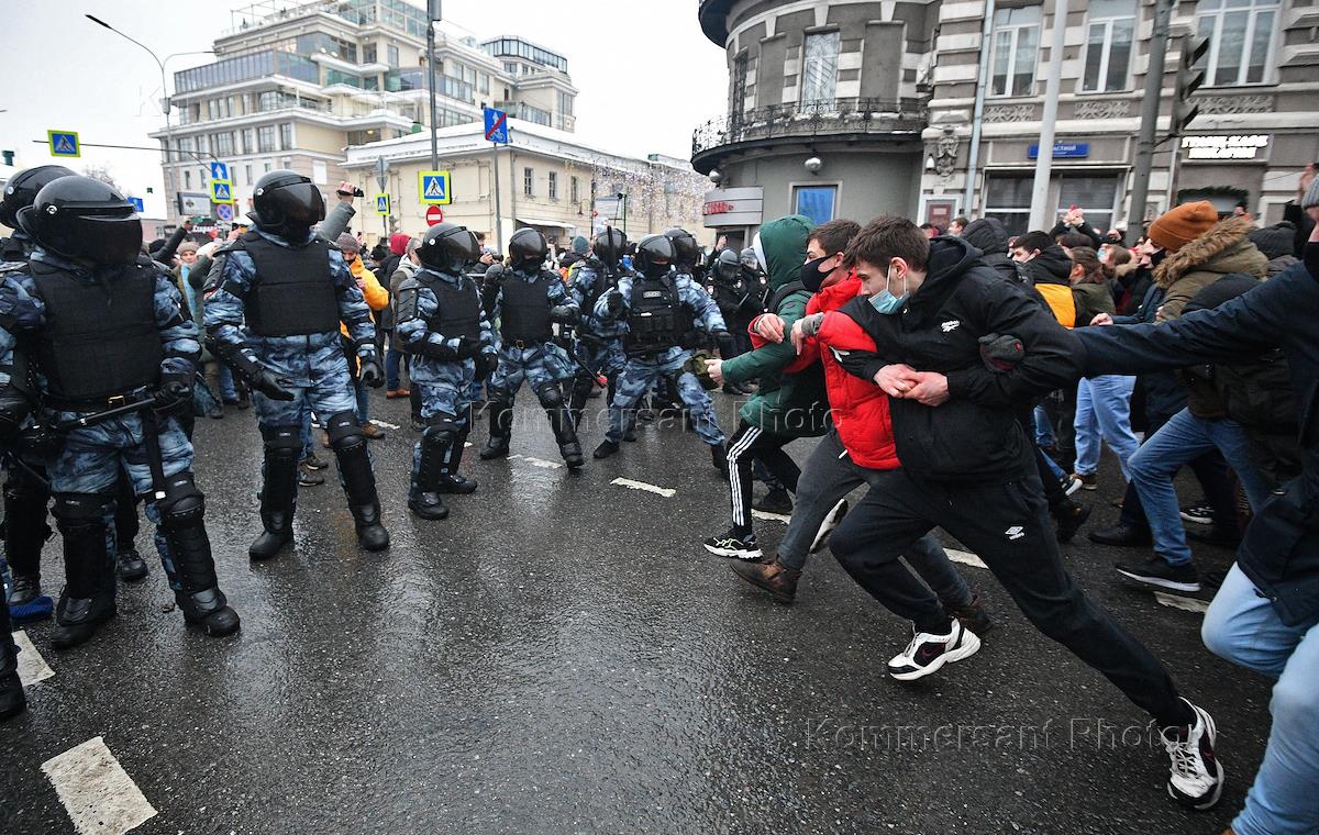 Митинг беспорядки. Массовые протесты в России. Массовые беспорядки в России. Массовые беспорядки в Москве.