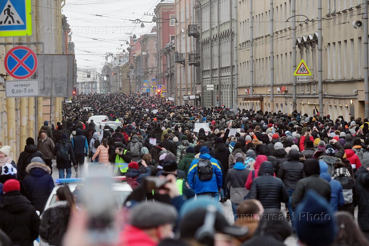 Митинг 31. Митинги 2021. Протесты 31 января 2021 в Санкт Петербурге. Митинг Гороховая улица. Митинг Гороховая улица фонарики.