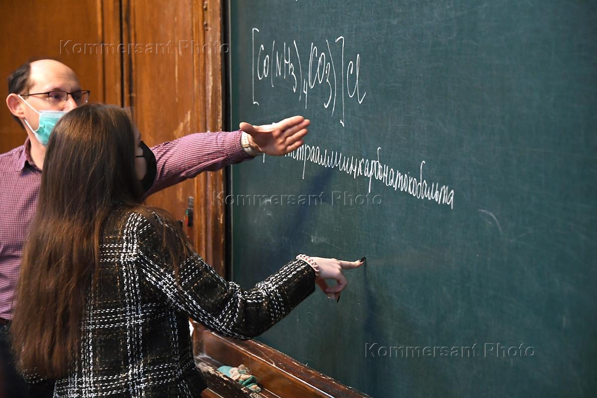 В московском университете преподается студентам проблемы. Преподаватель dep. Современный преподаватель вуза. Учитель в университете. Учитель преподает.