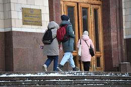 Students of the Lomonosov Moscow State University (MSU) return to full-time education.