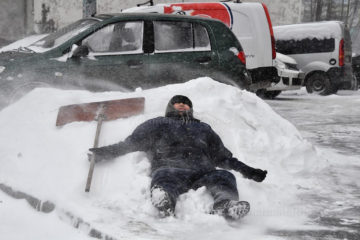 Сильный снегопад в Москве привел к коллапсу на дорогах