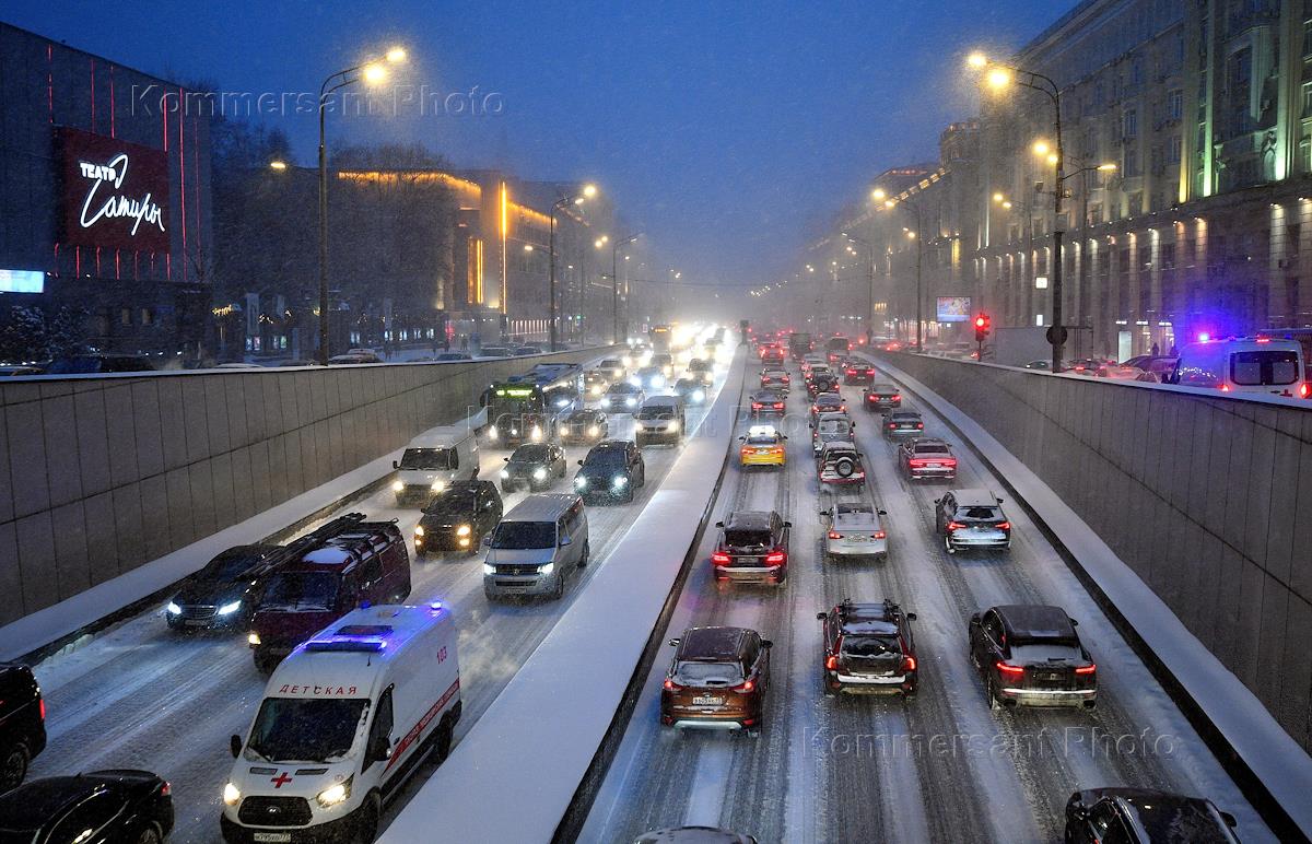 Пробки на дорогах в москве сейчас показать. Пробка на садовом кольце. Москва снегопад пробки. Пробки на садовом кольце Москва. Пробки в Москве зимой.