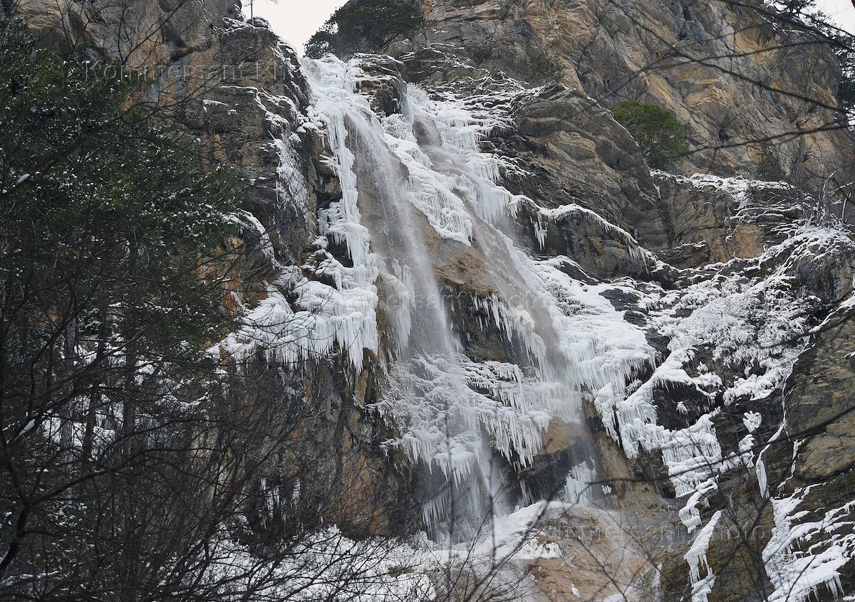 Какова высота водопада в крыму. Водопад Учан-Су. Водопад Учан-Су в Ялте. Водопад Учан Су замерзший. Треккинг водопад Учан Су Анталья.