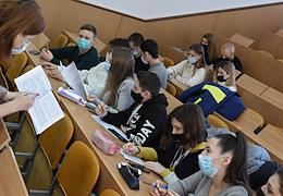 Students of the Vernadsky Crimean Federal University (CFU) returned to full-time education. CFU students returned to full-time training after restrictions due to COVID-19 had been mitigated.