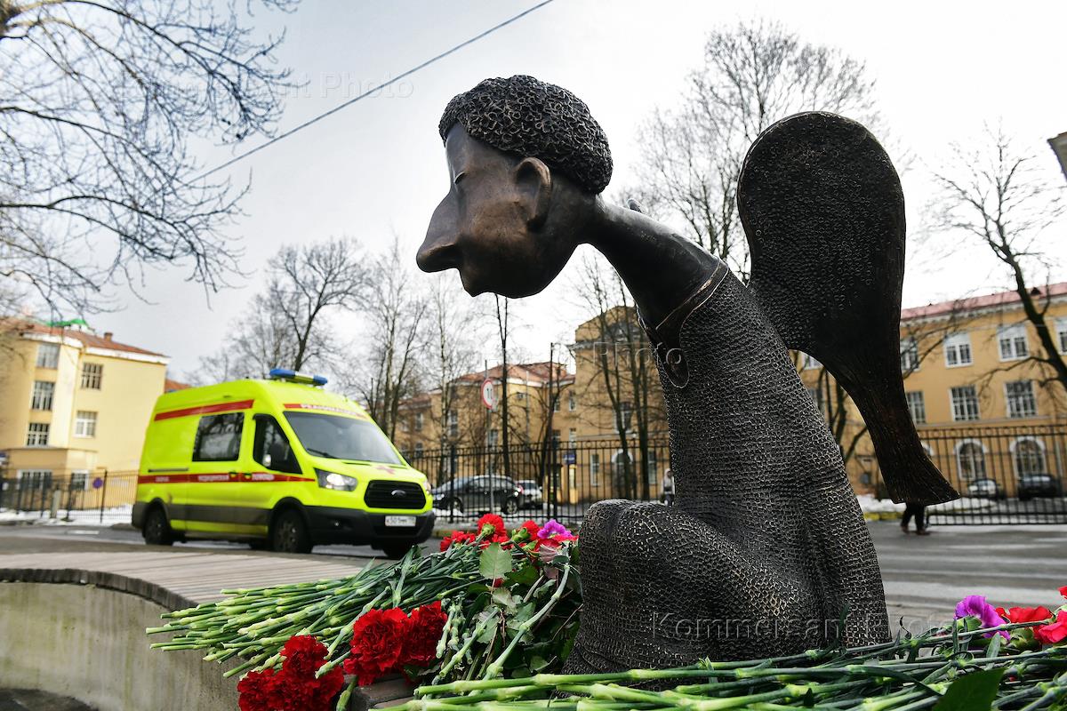 памятник медикам погибшим от коронавируса в санкт петербурге