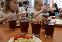 Checking the nutrition of students at school No. 102 by the Rospotrebnadzor commission.