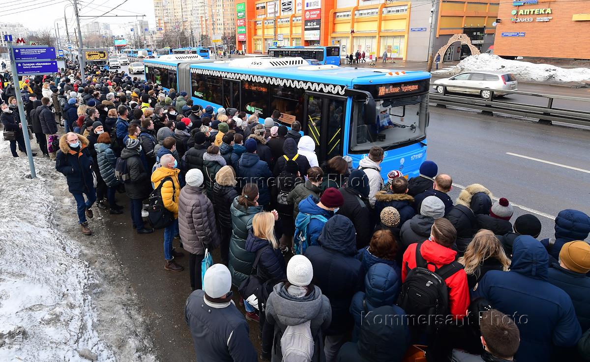 Закрыли ветку. Оранжевая ветка метро. Метро автобус. Общественный транспорт очередь. Москвич 2022.