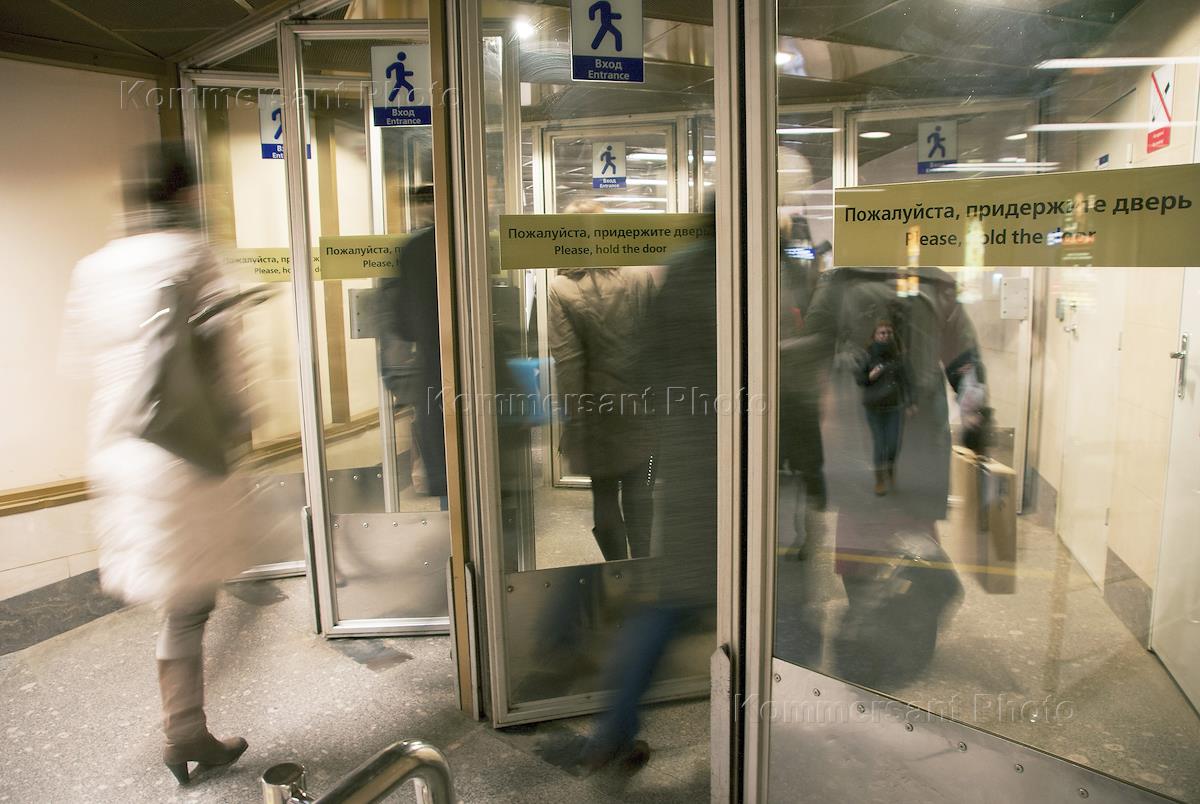 Пассажирам войти. Двери метро. Стеклянные двери в метро. Придержать дверь в метро. Стеклянные дверцы метро.