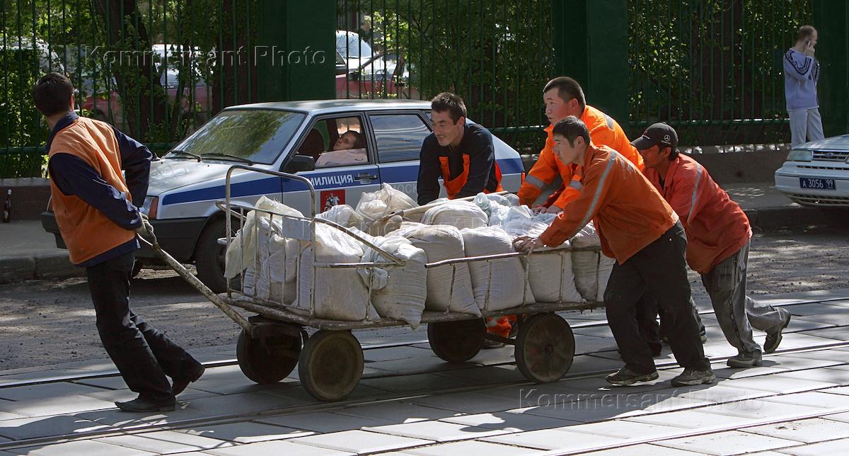 Таджик привез две машины