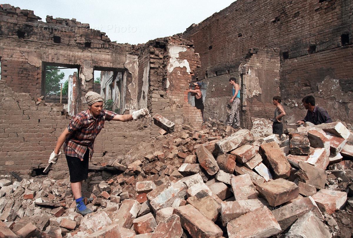 Восстанавливать разрушенный дом. Чечня разрушенный дом 1996. Чечня разрушено здание. Руины Грозного. Чечня после войны.