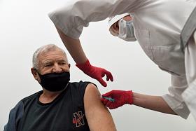 Вакцинация от коронавирусной инфекции COVID-19 в российских больницах, поликлиниках и мобильных пунктах.