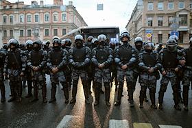 Акции в поддержку оппозиционера Алексея Навального проходят во многих городах России.