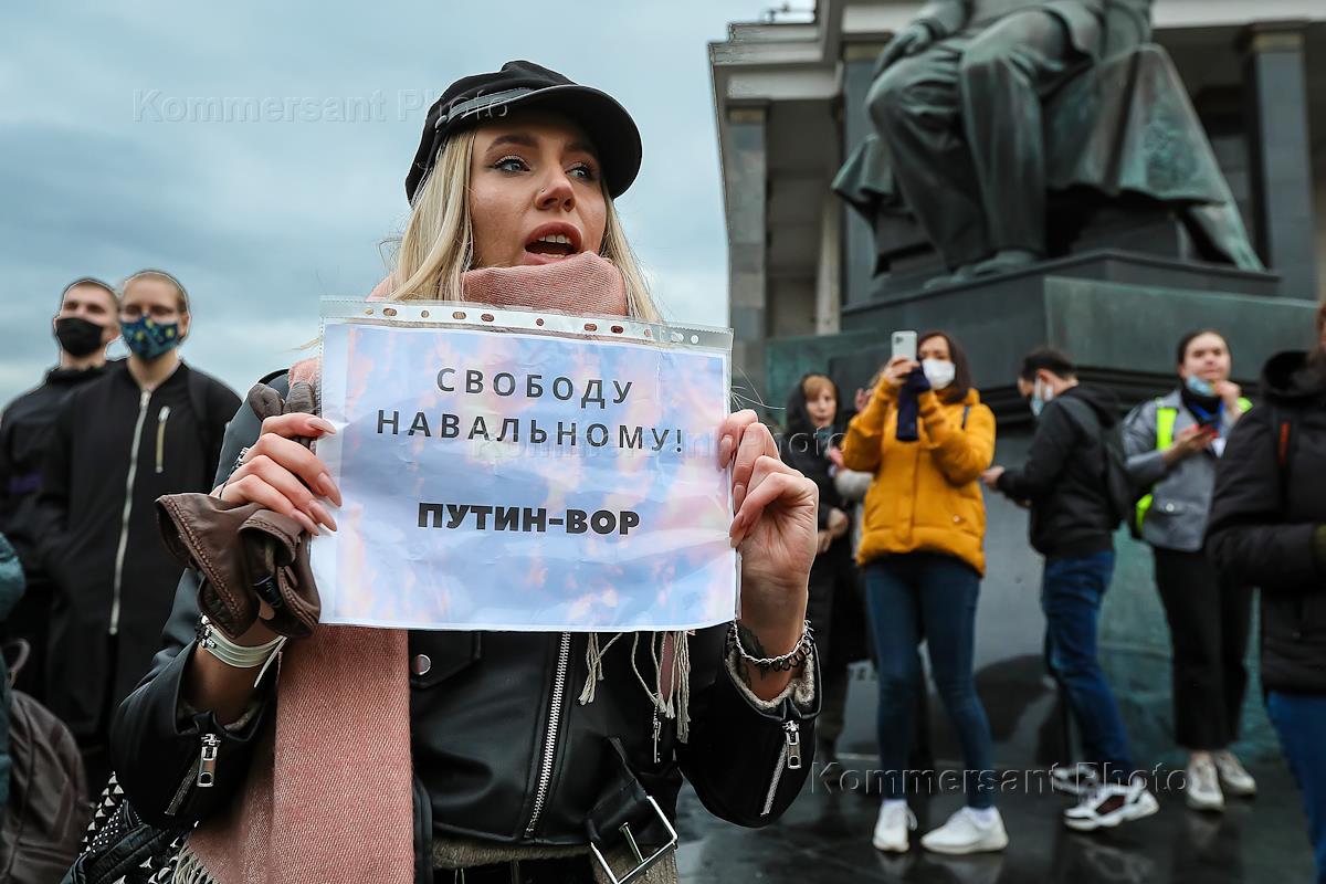 Мужчины на акции в поддержку украины. Акция в москве в поддержку. Митинг в москве. Митинг в москве. Московский активист руcтaм юлбaриcoв.