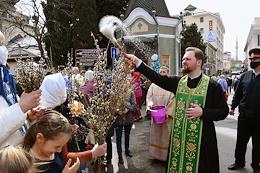 Celebration of Palm Sunday (Entry of the Lord into Jerusalem). Genre photography.