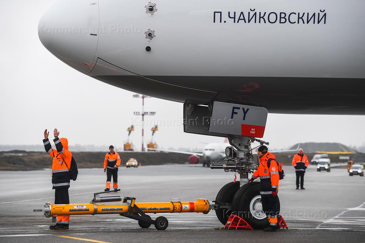 Самолет экстренно. Ван и приземлился в Москве.