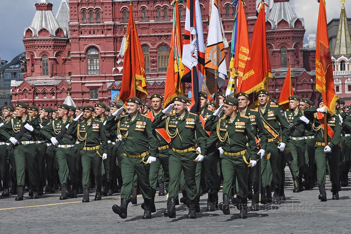 Знаменная группа на параде. Парады посвящен. Парад 9 мая в москве 2022 на красной площади. Анонс первый канал парад победы. Парад победы в москве 9 мая 2022 года.