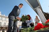 Губернатор Глеб Никитин возлагает цветы к мемориалу расстрелянных в Казани школьников.