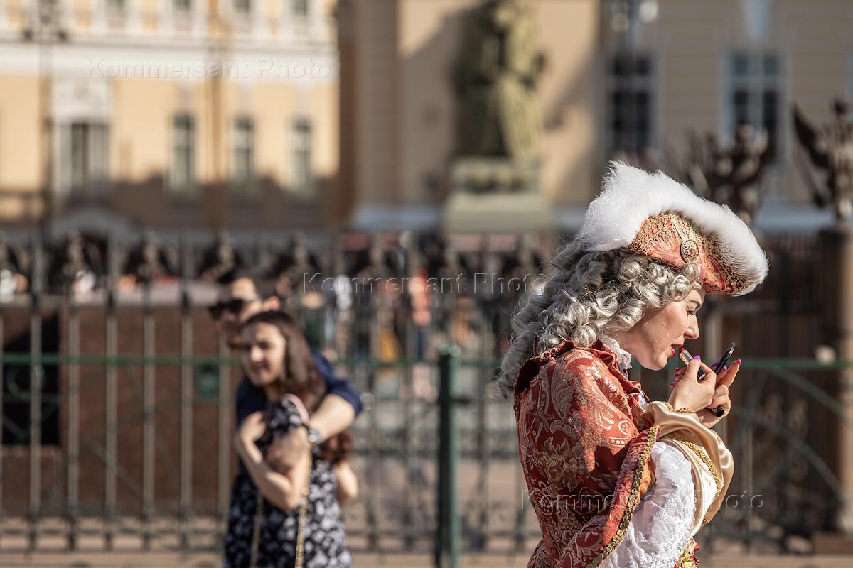 Описание внешности питера. В костюме коня на Дворцовой. Кони в костюмах на Дворцовой площади. Человек аниматор в бронзовом костюме в СПБ фото у Спаса на крови.