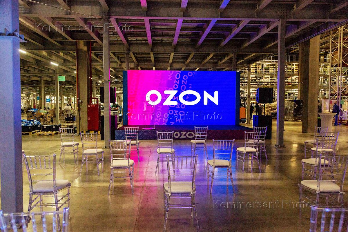 Подсолнечная, 44. Сотрудник пвз озон. Пункт выдачи озон. Открыть центр озон. Озон помещение.