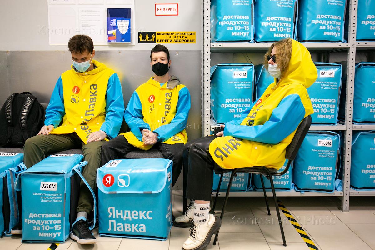 Одежда курьера. Курьер лавки. Со скольки работают курьеры лавки. Со скольки работают курьеры лавки. Курьер с голубым рюкзаком.