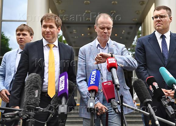 Рассмотрение по существу иска прокуратуры о признании Некоммерческой организации 'Фонд борьбы с коррупцией' (признан в РФ НКО-иноагентом), Некоммерческой организации 'Фонд защиты прав граждан' (признан в РФ НКО-иноагентом), общественного движения 'Штабы Навального' экстремистскими организациями в Мосгорсуде. Ситуация у суда.