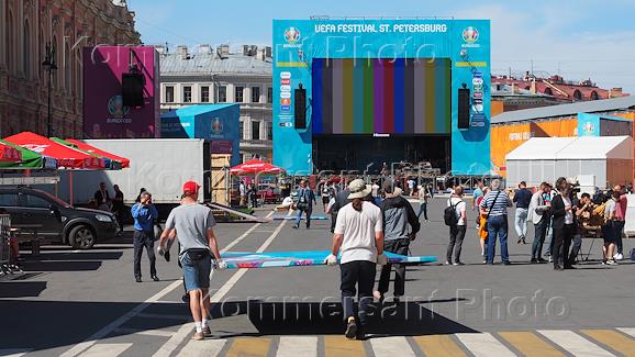 Футбольная деревня на Конюшенной площади в Санкт-Петербурге. Монтаж фанзоны.