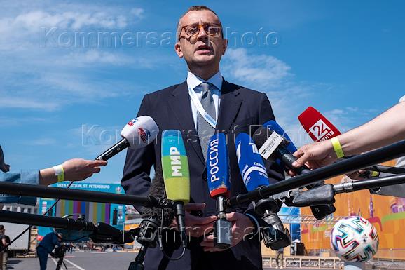 Пресс-тур в Футбольную деревню на Конюшенной площади с вице-губернатором Санкт-Петербурга Борисом Пиотровским.